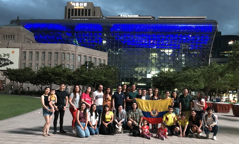 El 20 de julio los colombianos residentes en Corea del Sur se reunieron frente al Ayuntamiento de Seúl, el edificio que se iluminó con la tricolor de la bandera colombiana para conmemorar los 209 años de la Independencia del país. | Embajada de Colombia en Corea